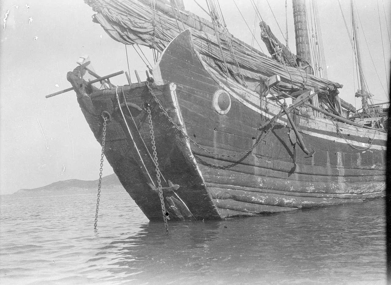 The port bow of the pole junk 1697 anchored at Weihaiwei.jpg