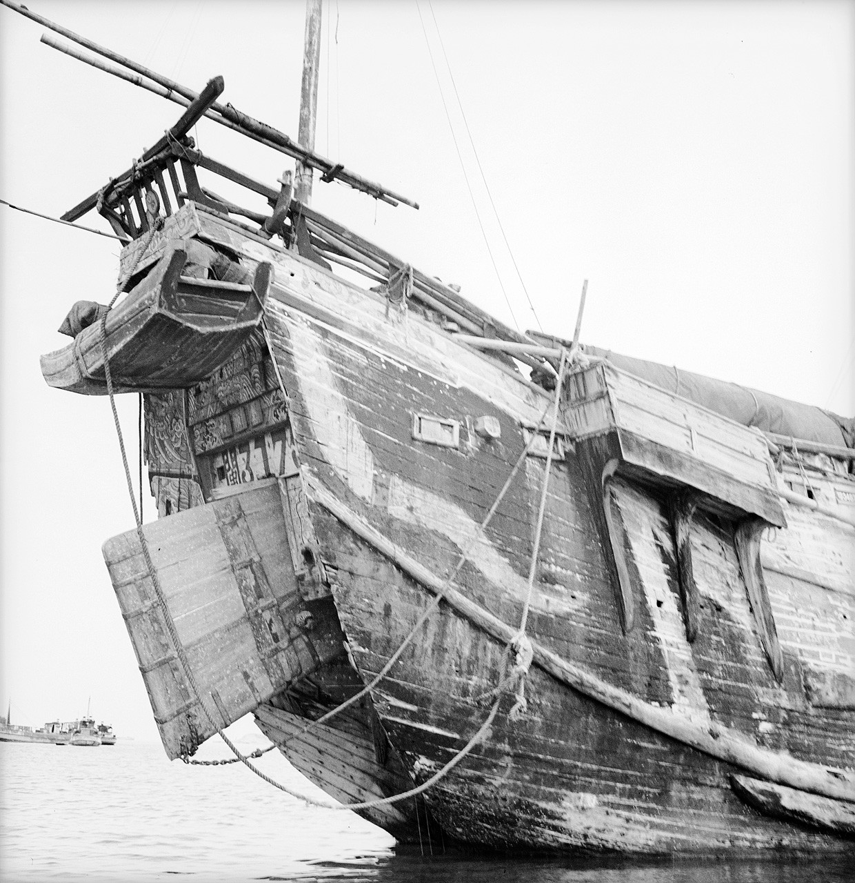 The stern of the Foochow pole junk trader 3179 anchored at Weihaiwei.jpg