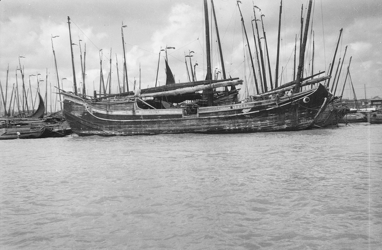 A starboard broadside view of the pole junk 1204 anchored with other junks in Shanghai.jpg