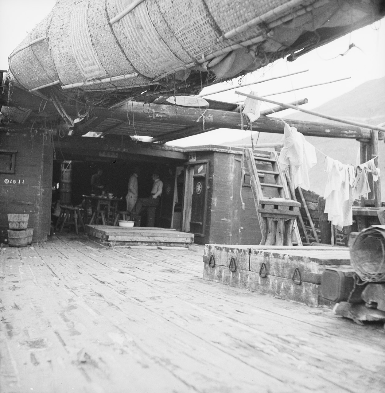 On board a pole junk anchored at Hong Kong 2.jpg