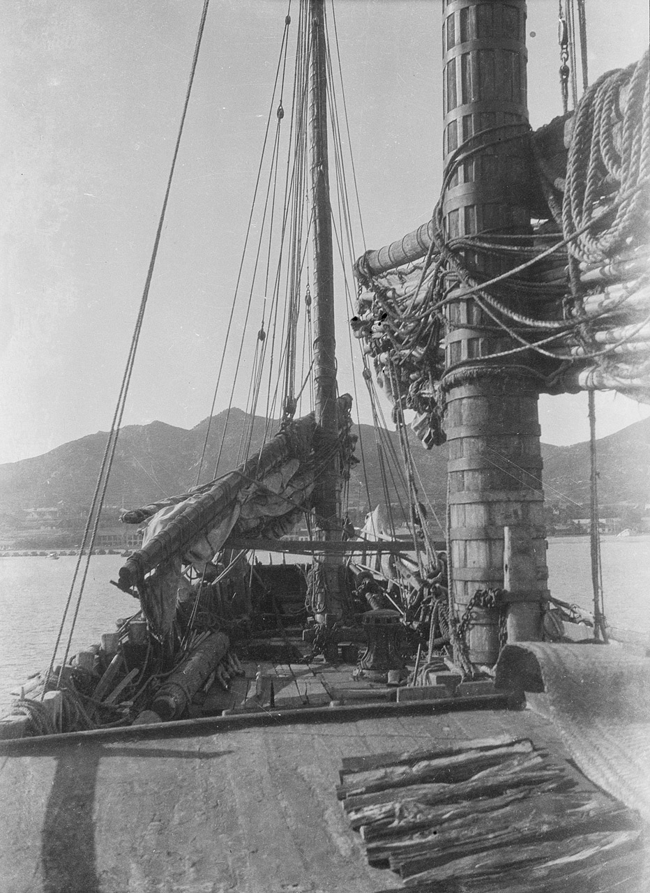 On board a pole junk anchored at Hong kong 6.jpg