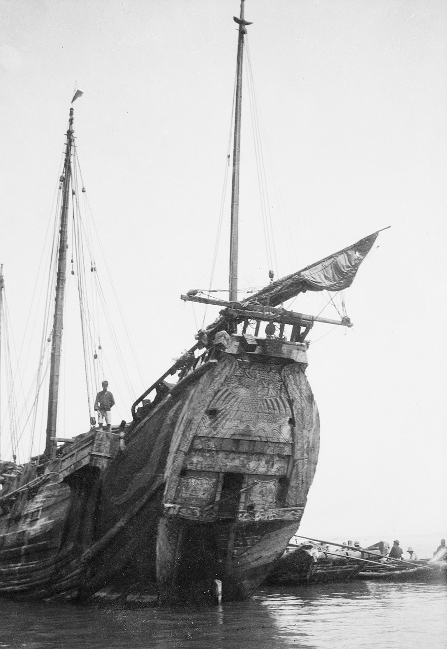 The stern of a Foochow pole junk trader at Weihaiwei.jpg