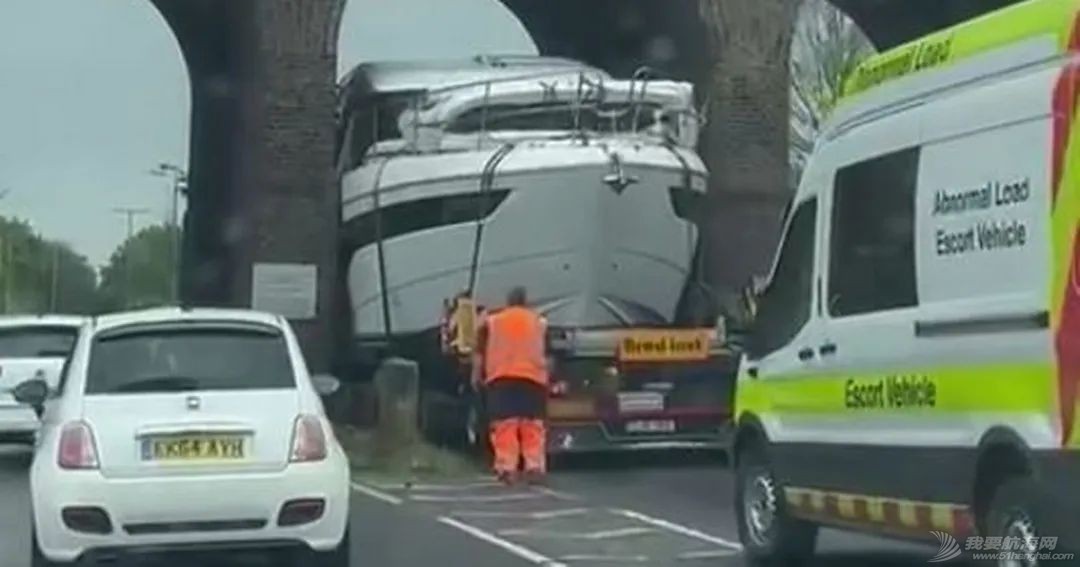 视频:游艇卡在英国铁路桥下w1.jpg