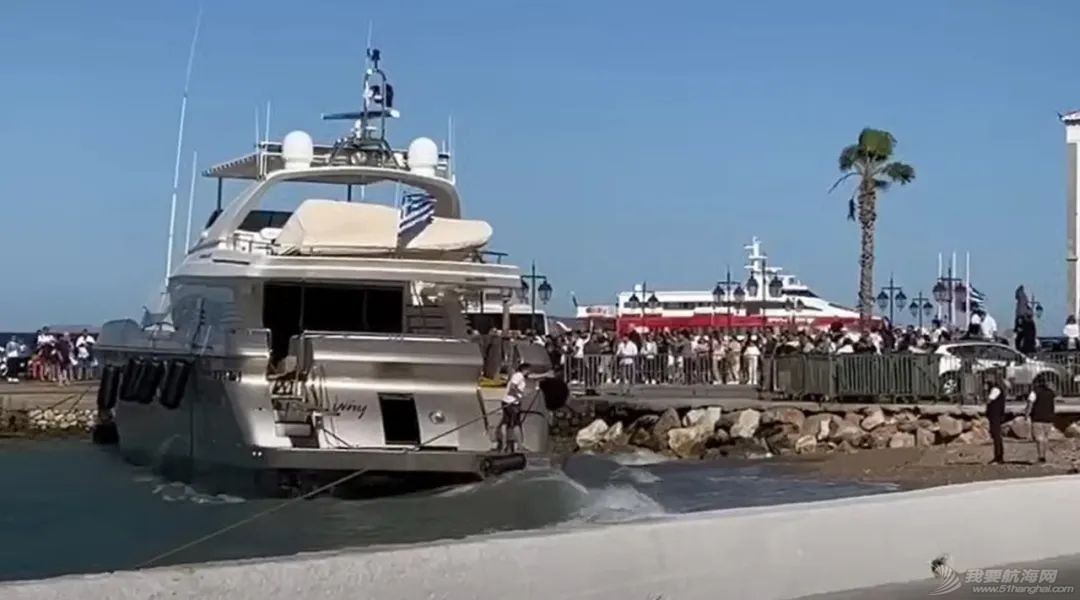 图组:在希腊斯佩茨岛搁浅的30米超级游艇已打捞上来w10.jpg