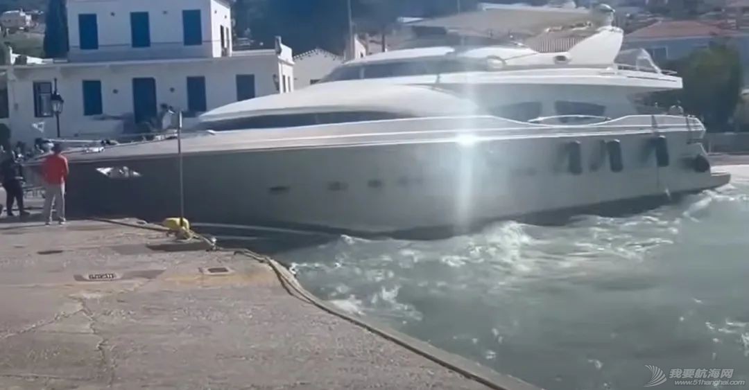 图组:在希腊斯佩茨岛搁浅的30米超级游艇已打捞上来w12.jpg