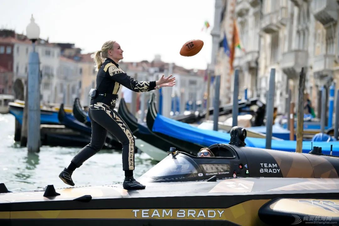 汤姆·布雷迪在威尼斯大运河上举行未来派E1赛艇大游行w3.jpg