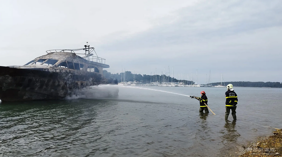 克罗地亚码头发生火灾  22艘游艇被烧毁w3.jpg