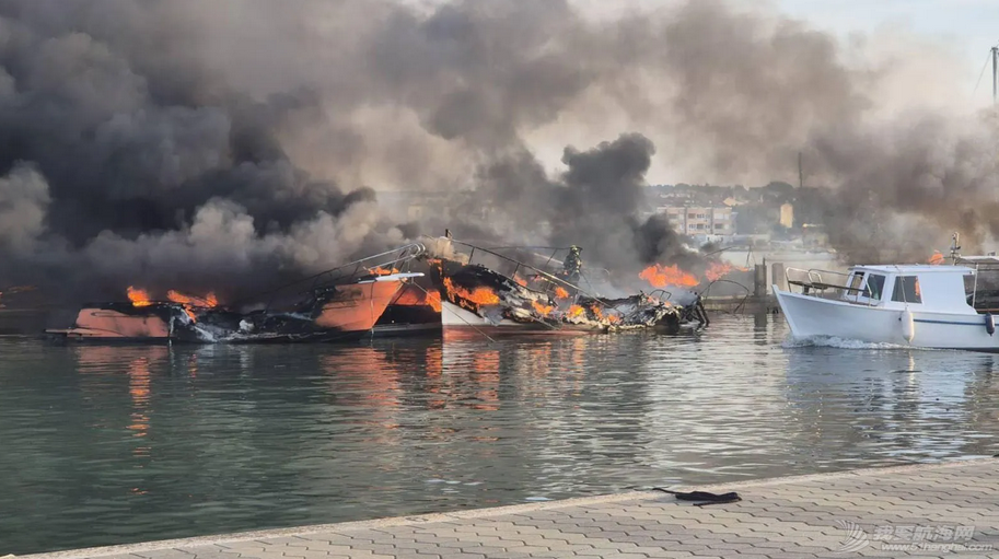 克罗地亚码头发生火灾  22艘游艇被烧毁w6.jpg