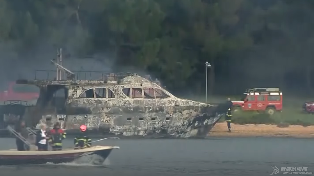 克罗地亚码头发生火灾  22艘游艇被烧毁w7.jpg