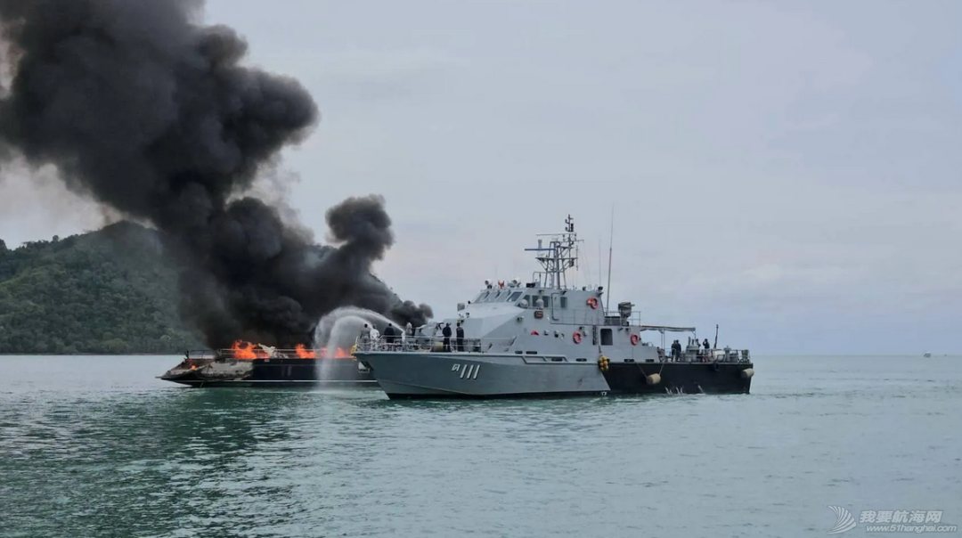 大火吞没34米超级帆船 泰国海军介入w2.jpg