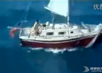 视频：一只被巨浪围困的帆船和救生队试图营救的惊魂场面