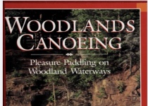 Woodlands canoeing林地划独木舟：在林地水道上划船