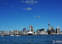 孟非新西兰登上美洲杯帆船，他们曾获得帆船赛中影响最大的美洲杯帆船赛冠军。