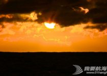 一轮夕阳挂在云彩和地平线之间----郭川船长拍摄于南印度洋